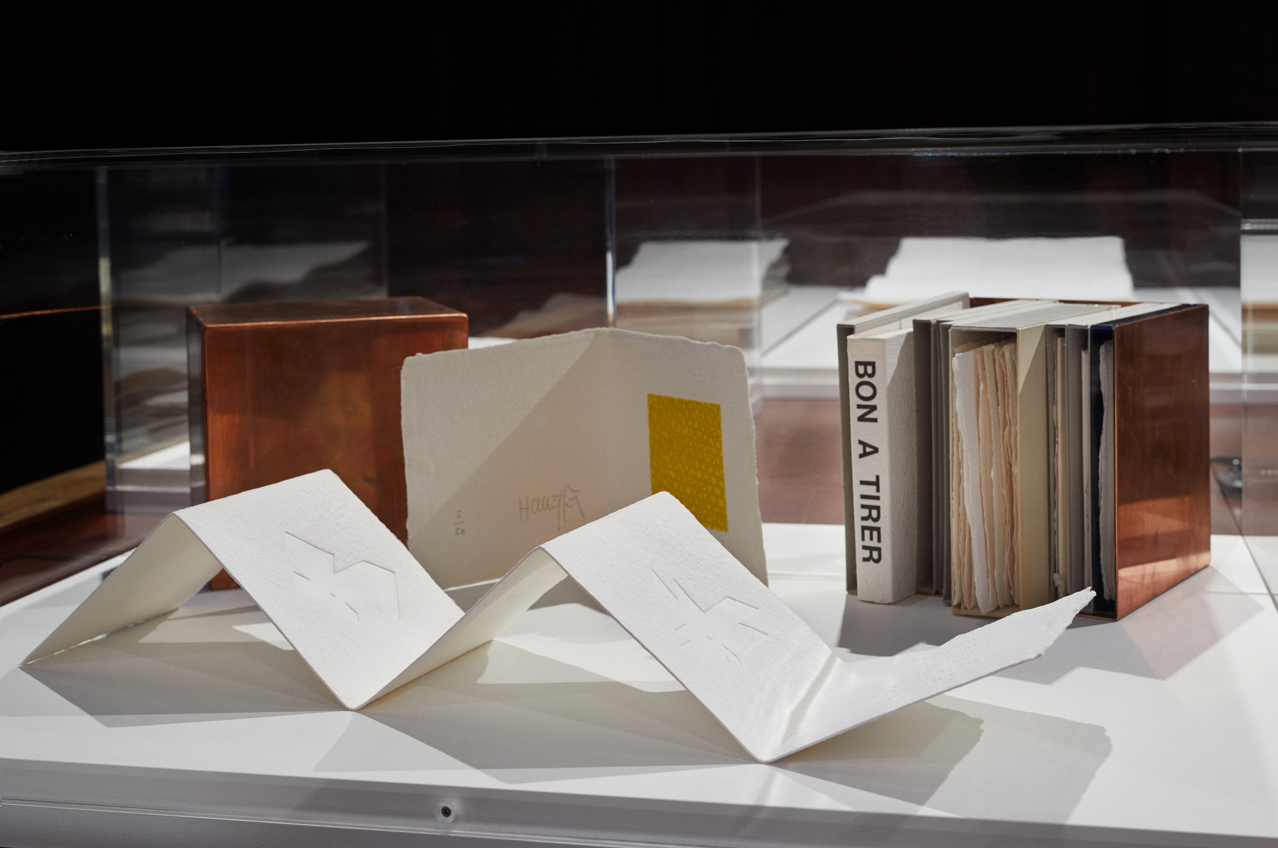 Vitrine in der Ausstellung „Drucken ohne Farbe – Graphische Experimente ab 1960“, Foto: Kunsthalle Mannheim / Diehl