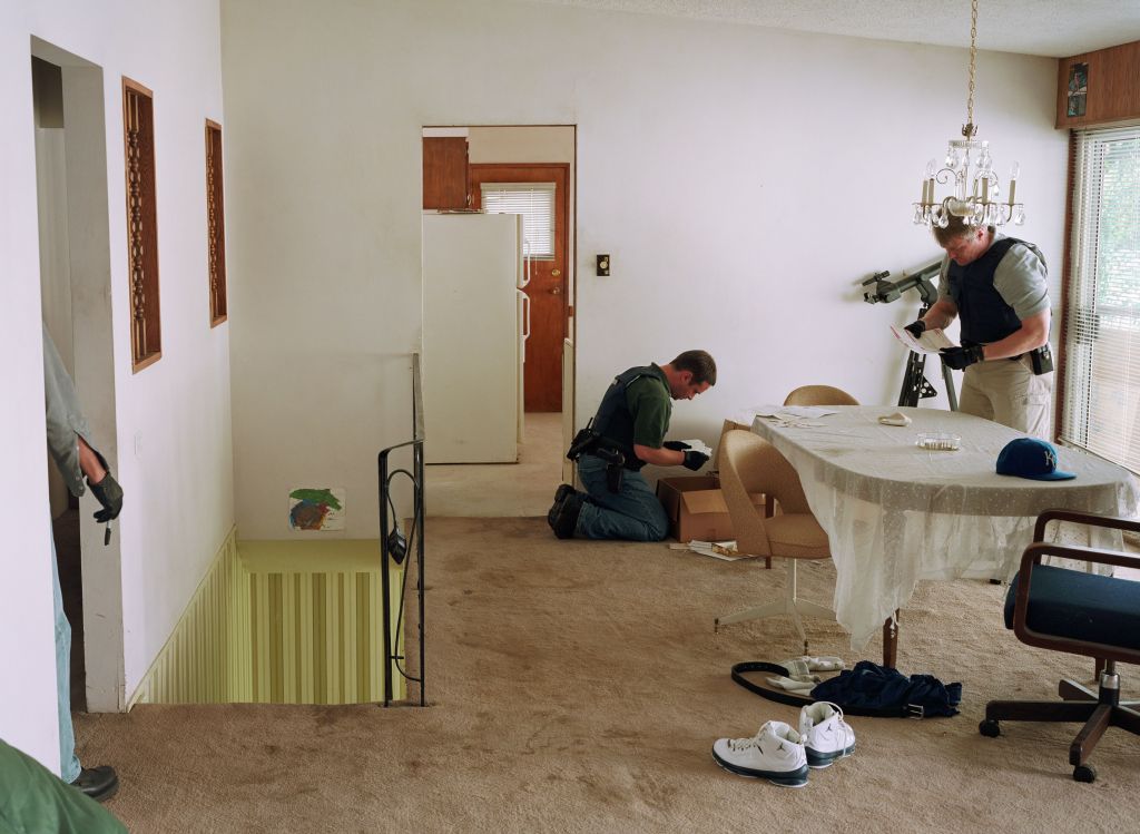 Jeff Wall, Search of Premises, 2009 Lightjet print, 192,3 x 263 cm courtesy the artist © Jeff Wall Jeff Wall, Search of Premises, 2009 Lightjet print, 192,3 x 263 cm courtesy the artist © Jeff Wall