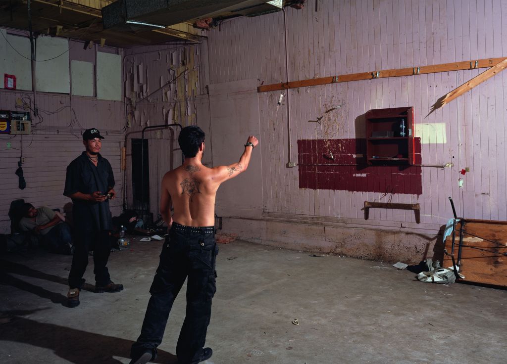 Jeff Wall, Knife throw, 2008 Lightjet print, 184 x 256 cm courtesy the artist © Jeff Wall