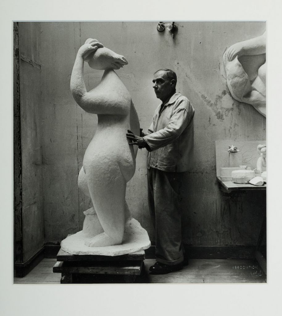 Privatsammlung Hamburg, Willy Maywald Henri Laurens in seinem Atelier | in his studio, um | ca. 1950, @ VG Bild-Kunst 