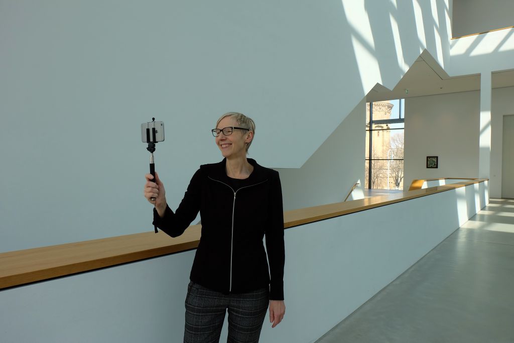 Dr. Dorothee Höfert führt durch den Landschaftsraum in der Kunsthalle Mannheim