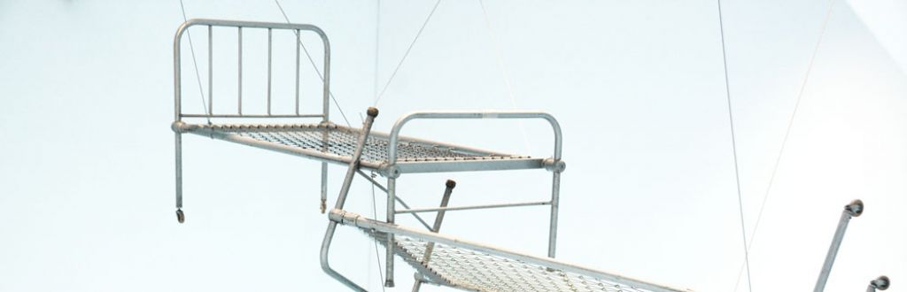 Rebecca Horn, Inferno, 1993, 11 Metallbetten, 4 Geigen, Motoren, Kunsthalle Mannheim © VG Bild-Kunst, Bonn 2023 (Foto: Kunsthalle Mannheim / Lukac Diehl) Das Foto zeigt eine Detailaufnahme von "Inferno". Zu sehen sind zwei Metallbetten, die an Seilen hängend in der Luft schweben. Das obere Bett ist dabei normal ausgerichtet, das darunter liegende hängt kopfüber.