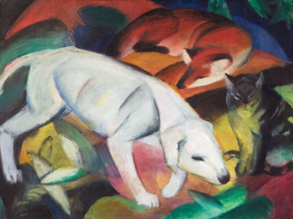 Ein weißer Hund, eine grau getigerte Katze und ein roter Fuchs befinden sich in einer Landschaft. Die Formen sind kantig, die Farben leuchten. Der Hund schreitet von links nach rechts, die Katze sitzt am rechten Bildrand. Oben Mittig liegt der Fuchs.