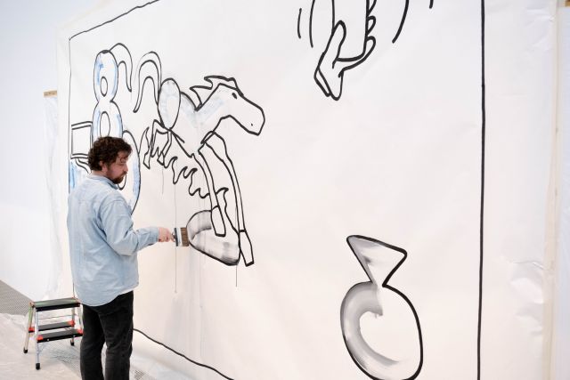 Jan Paul Müller malt live im Atrium der Kunsthalle Mannheim im Rahmen des Community Events zur Ausstellung Becoming CoBrA, Foto von Maximilian Heckmann