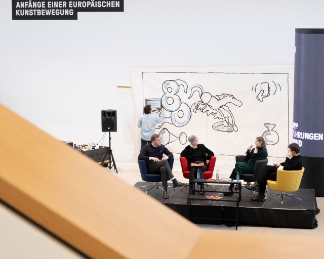 Foto vom Community Event zur Ausstellung Becoming CoBrA mit Jan Paul Müller an der Wand mit LivePainting im Atrium, Paul Buckermann, Dorothee Höfert Christina Bergemann und Norman Böttcher im Talk, Foto von Maximilian Heckmann für die Kunsthalle Mannheim 