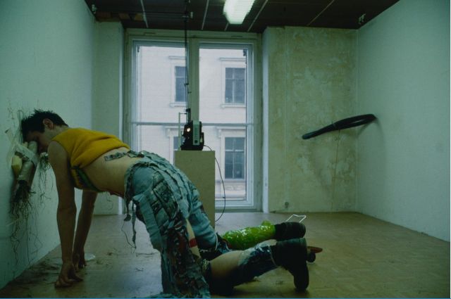 Bildunterschrift: Der Künstler John Bock bei der Performance innerhalb seines Werks „LiquiditätsAuraAromaPortfolio“ während der Berlin Biennale 1998