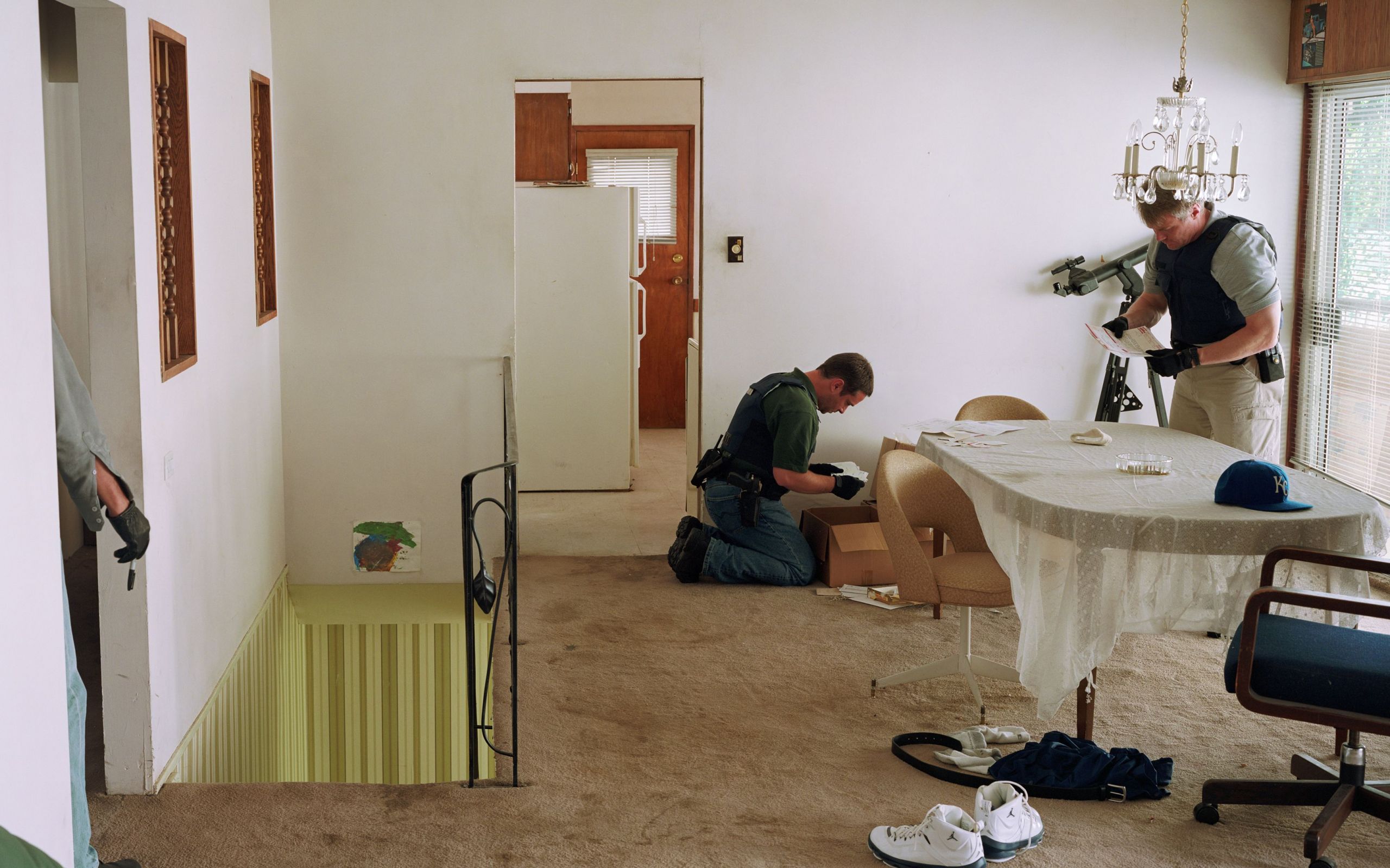 Jeff Wall, Search of Premises, 2009 Lightjet print, 192,3 x 263 cm courtesy the artist © Jeff Wall